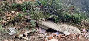 Heyelanda ev toprak altında kaldı