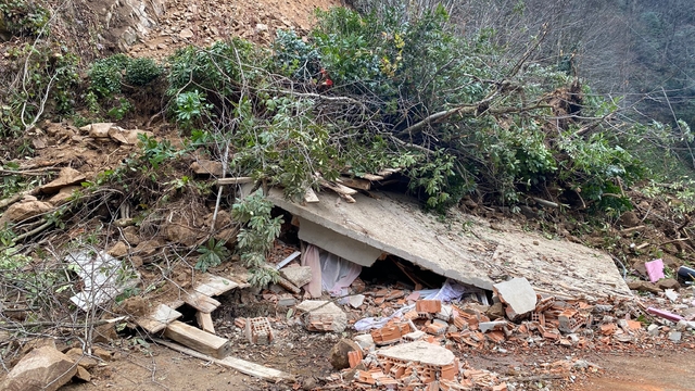 Heyelanda ev toprak altında kaldı