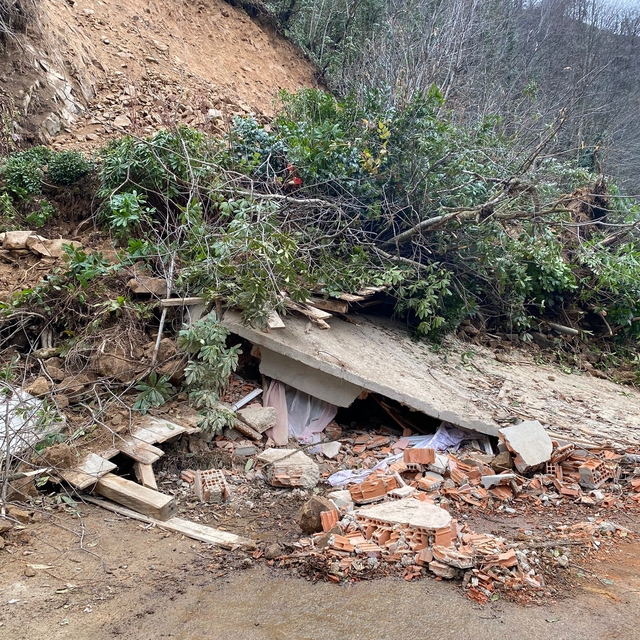 Heyelanda ev toprak altında kaldı