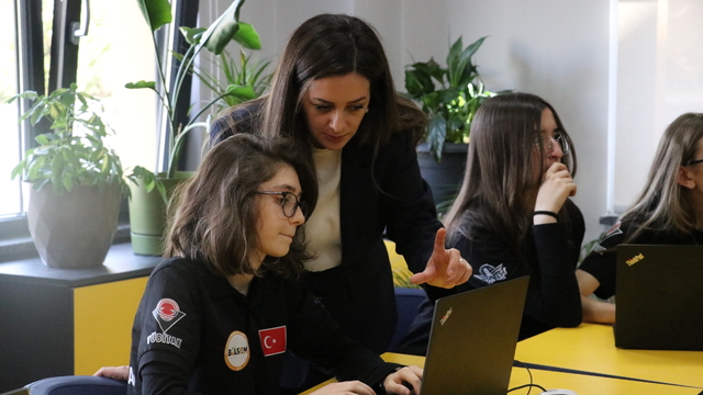 Dijital odaklı çalışmalarıyla öğrencileri teknoloji çağına hazırlıyor