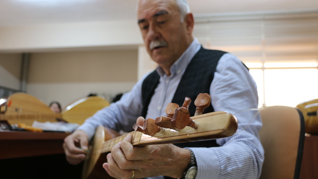 Emekli teknisyenin bağlama sevdası yaklaşık 50 yıl sonra gerçek oldu