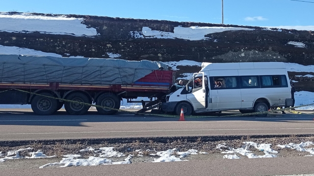 Kayseri'de okul servisinin tırla çarpıştığı kazada 1 kişi öldü, 6'sı öğrenci 7 kişi yaralandı