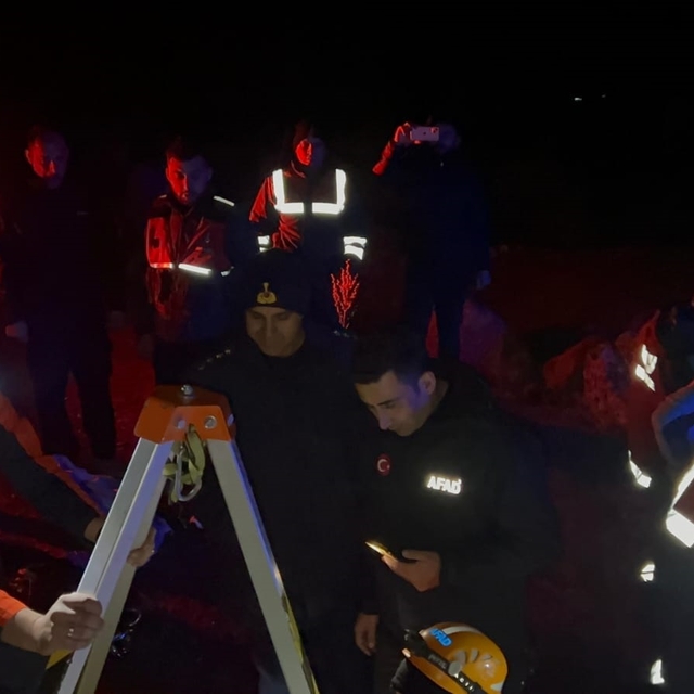 Sarnıçta mahsur kalan definecileri ekipler kurtardı