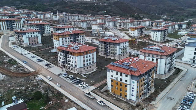 Cumhurbaşkanının açıklandığı deprem konutlarının fiyatları depremzedeleri sevindirdi
Depremzede Engin Aşkar:
"Deprem konutlarının açıklandığı fiyattan aslında daha üst bekliyordum ama şu anki fiyat bizi sevindiren bir haber oldu"