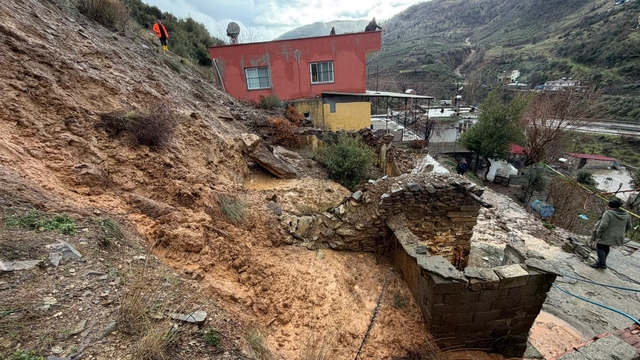 Osmaniye'de yağış sonrası toprak kaydı: 5 ev boşaltıldı