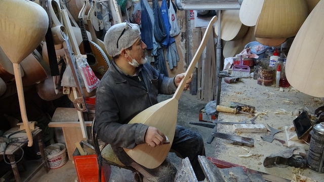 Baba yadigarı atölyede 35 yıldır bağlama üretiyor