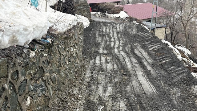 Siirt'te sağanak yağış kayaları yola devirdi, ekipler yolu ulaşıma açtı