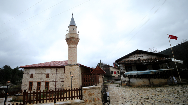 Yaz aylarında binlerce kişiyi ağırlayan tarihi mahalle kışın 3 haneye emanet