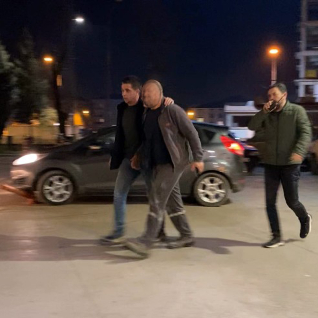 Tartıştığı kayınbiraderi ile araya girmek isteyen eşini bıçakladı