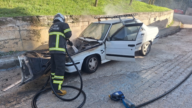 Tokat'ta otomobilde çıkan yangın söndürüldü