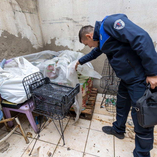 İzmir'de sağlıksız gıda üretimine suçüstü
Merdiven altı imalathaneye mühür...