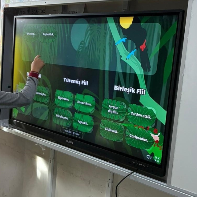 Sarıgöl Kızılçukur Ahmet Şılak Ortaokulu'na yeni akıllı tahtalar kuruldu