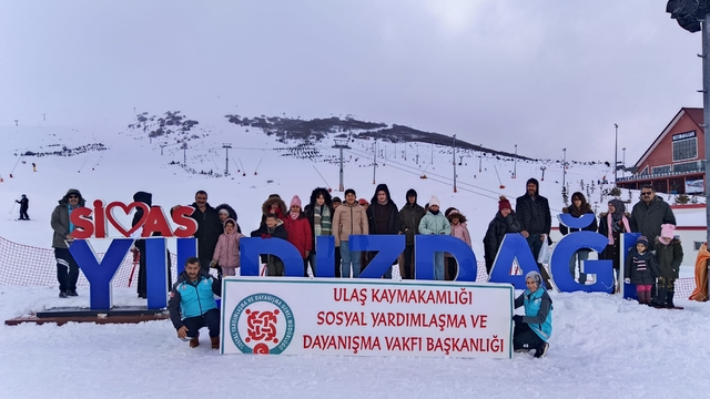 Ulaş'tan 27 öğrenci Yıldız Dağı Kış Sporları Turizm Merkezi'nde eğlendi