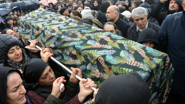 Ayrılmak isteyen kız arkadaşını otomobilde boğup, teslim oldu