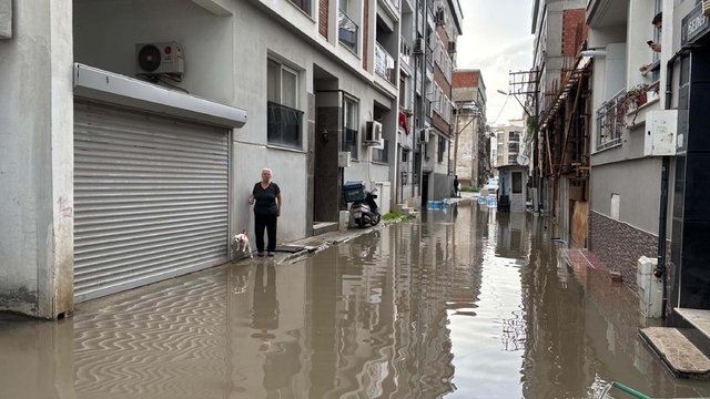 İzmir'de sağanak nedeniyle yollar göle döndü (2)