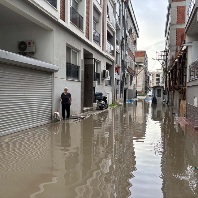 İzmir'de sağanak nedeniyle yollar göle döndü (2)