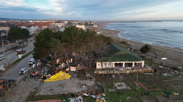 Sakarya'nın Karasu sahilinde riskli alanda bulunan yapılar yıkıldı