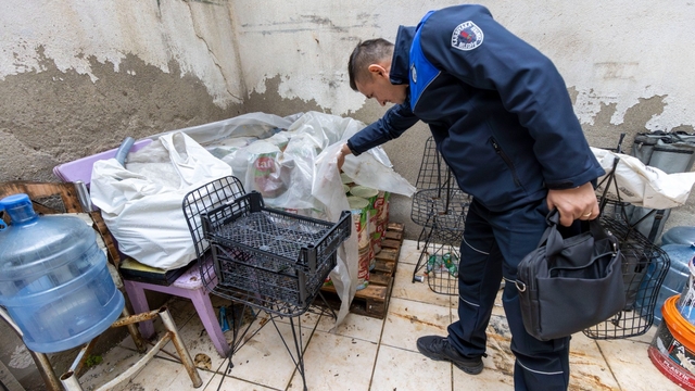 İzmir'de sağlıksız gıda üretimine suçüstü
Merdiven altı imalathaneye mühür vuruldu