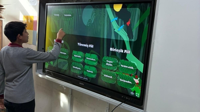 Sarıgöl Kızılçukur Ahmet Şılak Ortaokulu'na yeni akıllı tahtalar kuruldu