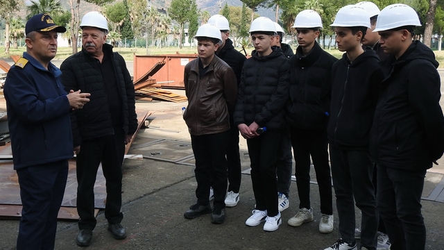 Lise öğrencilerine Aksaz Tersane Komutanlığında eğitim