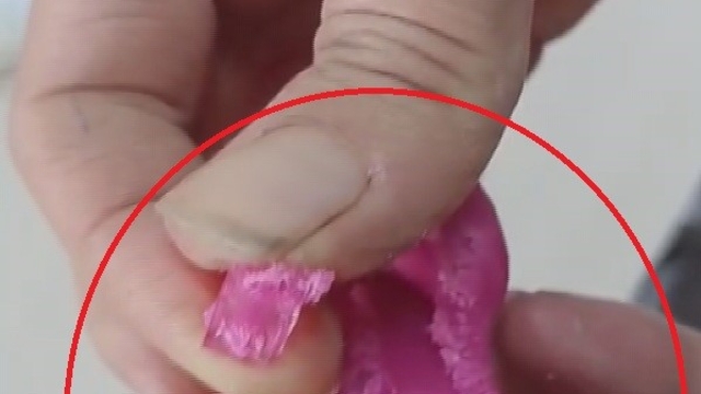 Çocukların hevesle oynadığı oyun hamurundan cam parçacıkları çıktı