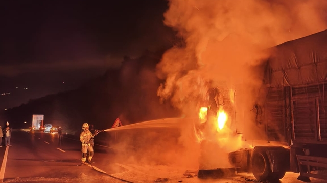 Bursa'da mısır yüklü tırda çıkan yangın hasara neden oldu