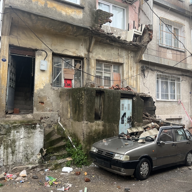 Eski binanın balkonundan düşen beton parçaları bir otomobili kullanılamayac...