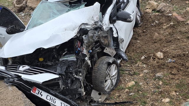 Şırnak'ta kamyona çarpan otomobildeki 2 kişi yaralandı