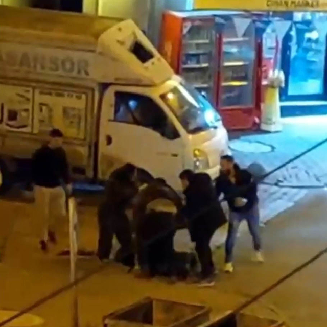 Akrabaların sokak ortasında kavgası kamerada; 2 yaralı