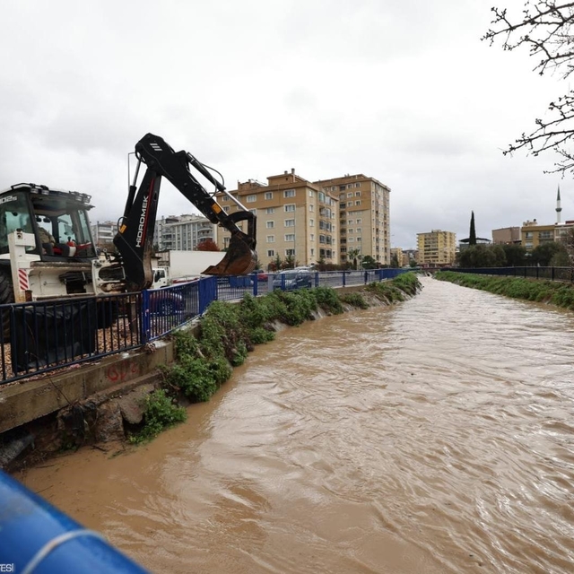 İzmir'de sağanak yağış: Büyükşehir ekipleri seferber oldu