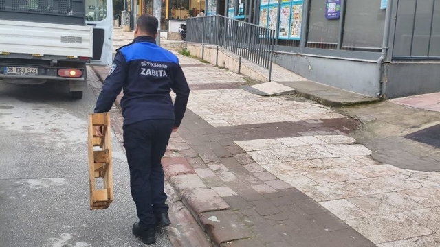 Denizli'de zabıta ekipleri yol ve kaldırım işgallerine geçit vermiyor