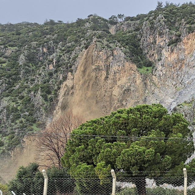 Söke'de dağdan akan sular adeta şelaleye döndü