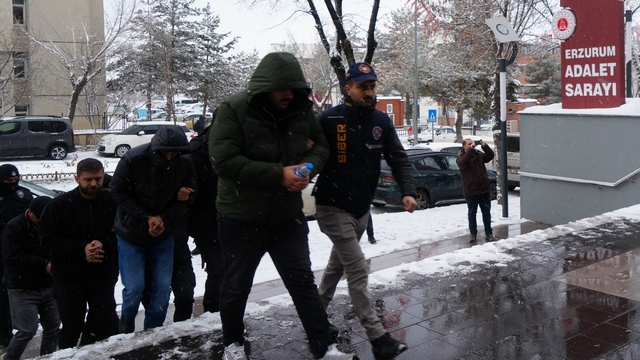 Yasal araç kiralama web sitesi kurarak vatandaşları dolandırdılar
Polis, şüphelilerin banka hesaplarında 2 milyar 232 milyon 735 bin 866 lira hareketlilik tespit etti