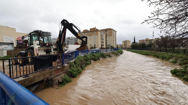 İzmir'de sağanak yağış: Büyükşehir ekipleri seferber oldu