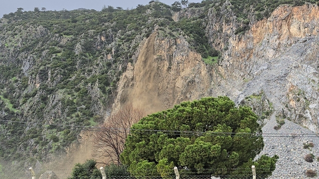 Söke'de dağdan akan sular adeta şelaleye döndü