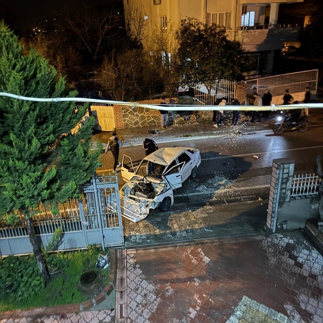 Erzin'de bahçe duvarına çarpan otomobilin sürücüsü yaralandı