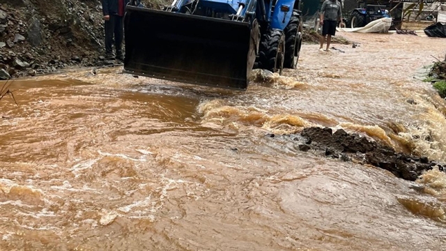 Köyceğiz'de sağanak; evleri su bastı, dereler taştı