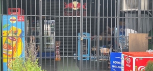 Eksik para üstü verdiğini iddia ettiği market sahibine, su kolisi ve sandal...