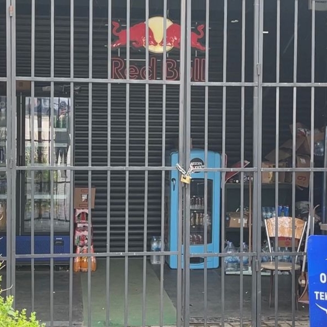 Eksik para üstü verdiğini iddia ettiği market sahibine, su kolisi ve sandal...