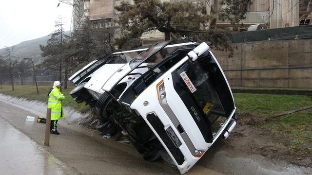Isparta'da askeri nakil minibüsü devrildi: 11 yaralı