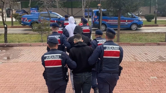 Aksaray'da jandarmadan 6 adrese eş zamanlı uyuşturucu baskını: 5 tutuklama