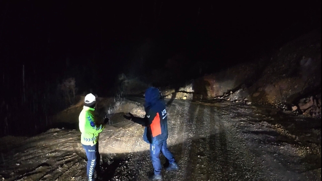 Tut ilçesinde korkutan heyelan: 2 ev tahliye edildi