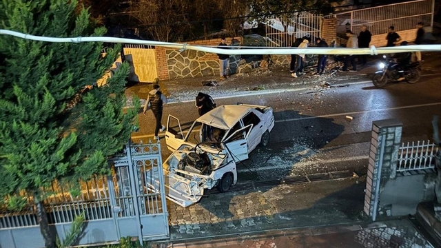 Erzin'de bahçe duvarına çarpan otomobilin sürücüsü yaralandı