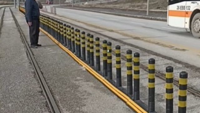 Eskişehir'de 3 kişinin öldüğü kazanın olduğu caddede tedbir alındı
Selami Vardar Bulvarı'na UKOME kararıyla dubalar yerleştirildi