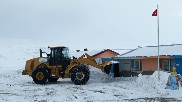 Iğdır'da ulaşıma kapanan 19 köy yolunda çalışmalar devam ediyor