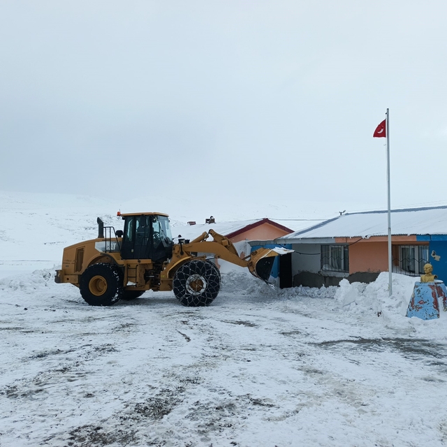 Iğdır'da ulaşıma kapanan 19 köy yolunda çalışmalar devam ediyor
