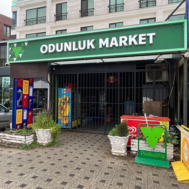 Bursa'da para üstü kavgası kamerada: Market savaş alanına döndü