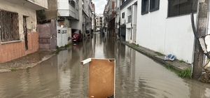 Karşıyaka'da sağanak sonrası sokaklar göle döndü