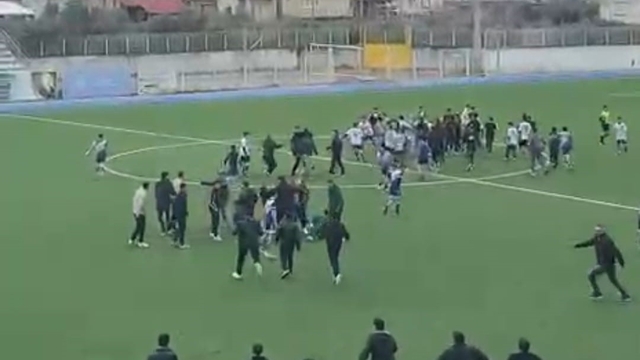 Adana'da liseli gençlerin maç heyecanı çıkan kavgayla yarıda kaldı