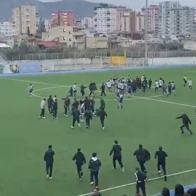 Adana'da liseli gençlerin maç heyecanı çıkan kavgayla yarıda kaldı